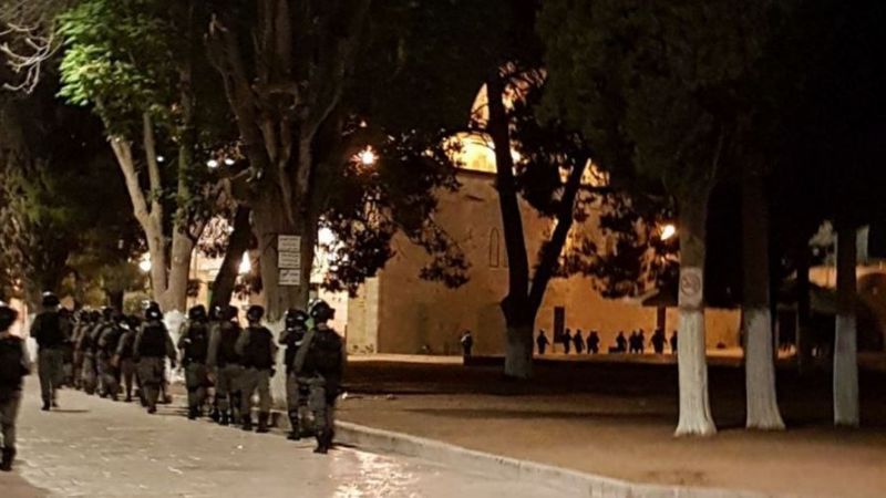 İşgalci İsrail güçleri namaz kılanlara saldırdı