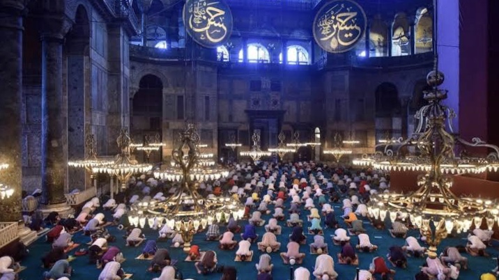 Ayasofya Camii’nde 86 yıl sonra bayram namazı kılındı