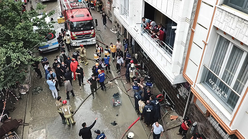 Esenyurt'ta şiddetli yağış ve sel; bir kişi hayatını kaybetti!