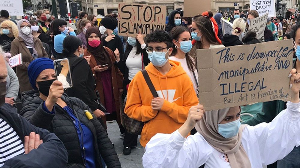 Belçikalı Müslümanlar Başörtüsü Yasağını Protesto Etti