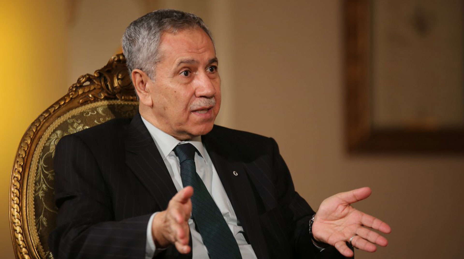 Arınç'tan Davutoğlu ve Babacan'a: 'KARŞIDAN HÜCUM ETMESİNLER'