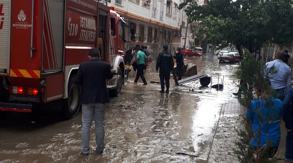 Esenyurt'ta Şiddetli Yağış Sele Neden Oldu! Sele Kapılan Vatandaşlar Son Anda Kurtarıldı
