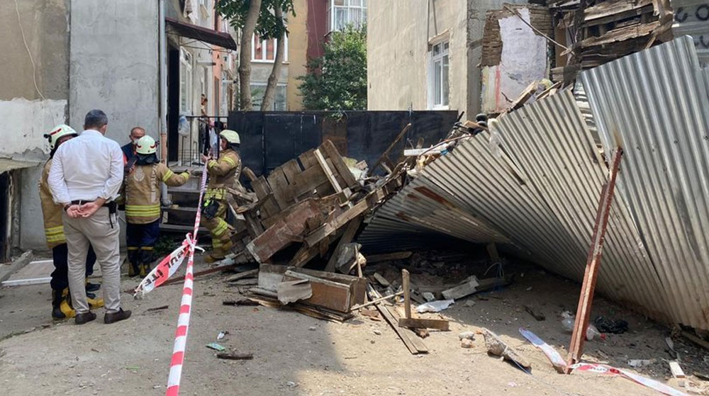 Üsküdar'da İki Katlı Ahşap Binada Çökme