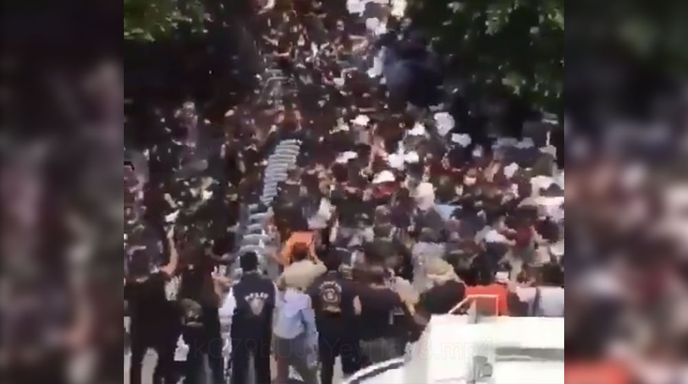 Adana Adliyesi Önünde Toplanan Avukatlara Polis Müdahale Etti