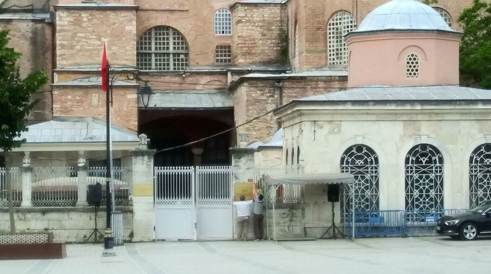 Ayasofya'da 'Müze' Tabelası Söküldü
