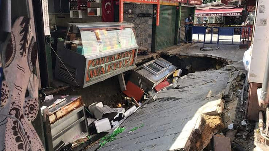 İstanbul Ortaköy'de Yol Çöktü, Çukura Düşen Bir Vatandaş Hastaneye Kaldırıldı