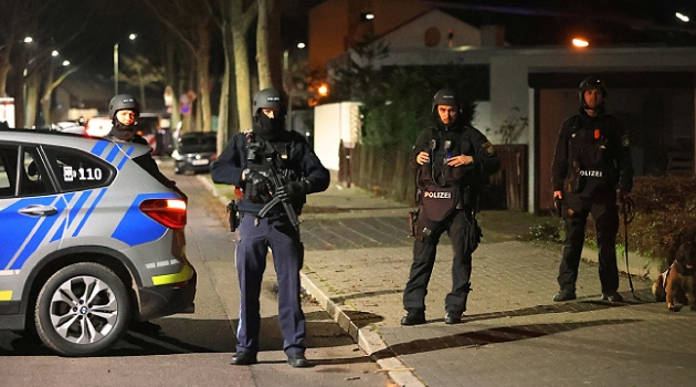 ABD'de bir siyahinin boğazını sıkan polis açığa alındı