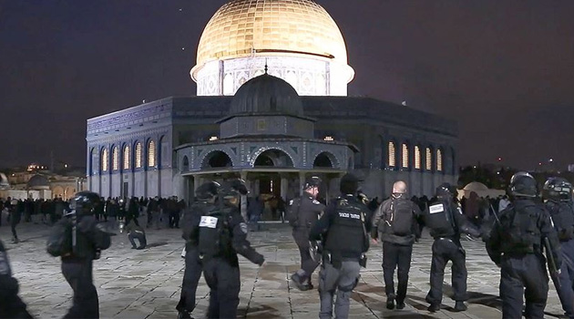 İşgal polisi Mescid-i Aksa'da cemaate saldırdı: Filistinli kadın gözaltına alındı