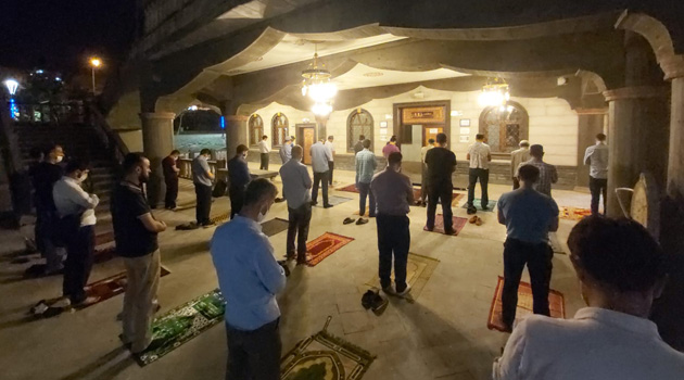 Gaziantep'te Teravih Namazı Kılanlara Bekçi Engeli