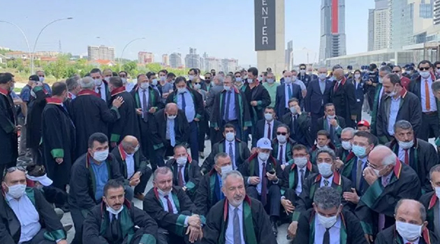 Avukatlardan Ankara Adliyesinde eylem