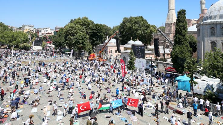 Ayasofya'da ilk namaz kılındı