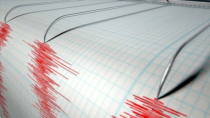 Endonezya'da 5,7 büyüklüğünde deprem