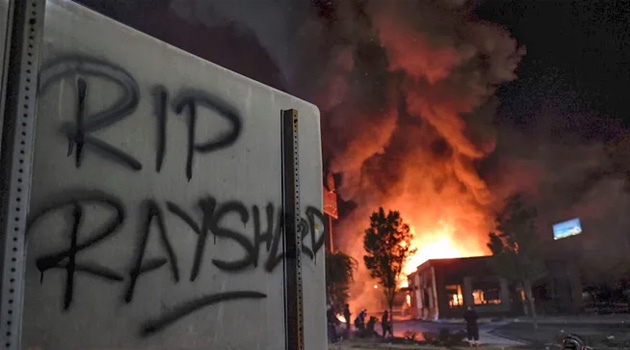 ABD'de Atlanta Emniyet Müdürü, Bir Siyahın Polis Tarafından Öldürülmesi Sonrası İstifa Etti