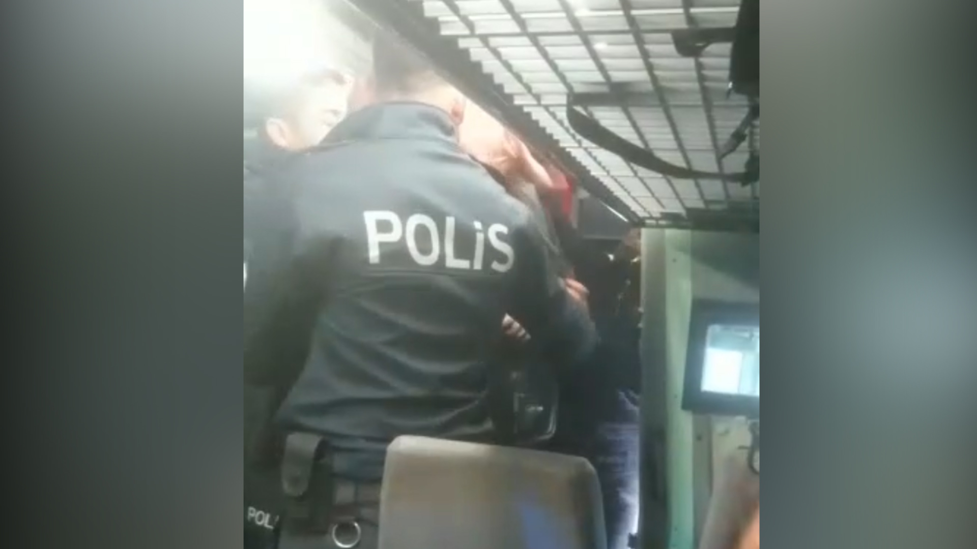 Gaziantep'te polis aracında skandal darp görüntüleri...