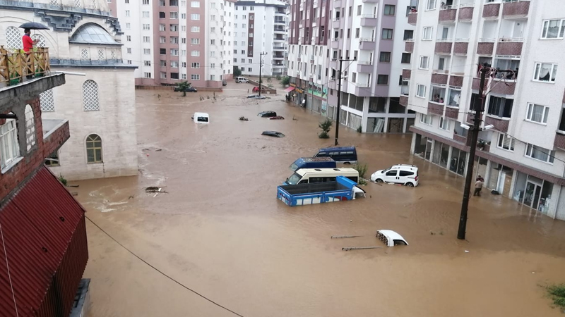 Rize'de dere taştı; yollar kapandı