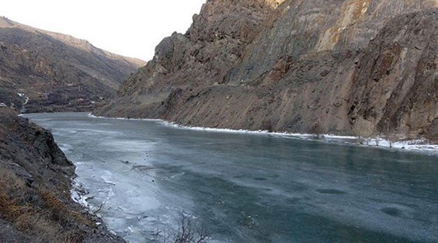 Dünyanın en hızlı akan nehri Çoruh, dondu