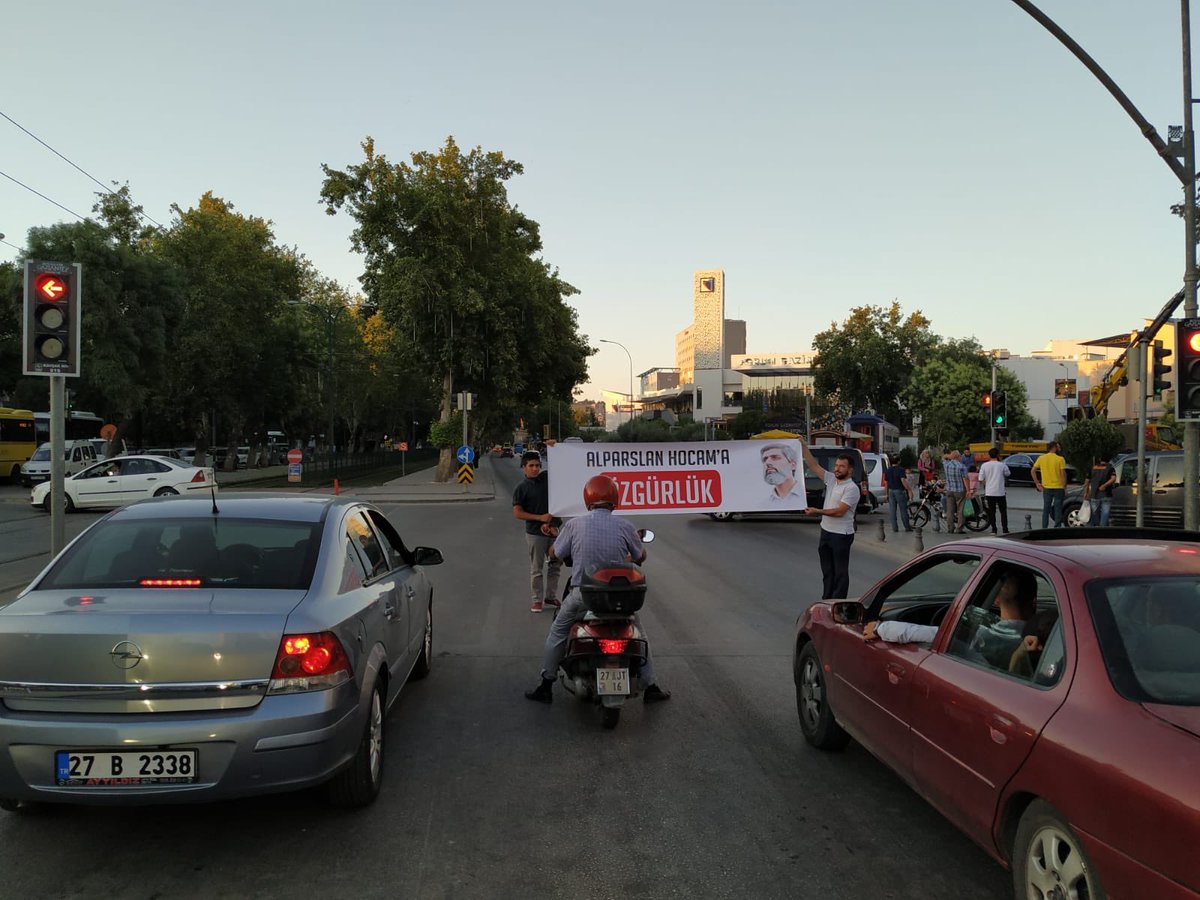 Furkan Gönüllülerinden Yayalara Yanan Yeşil Işık Esnasında Pankartlı Eylem!