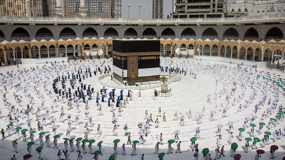 Kabe’de sosyal mesafeli tavaf!