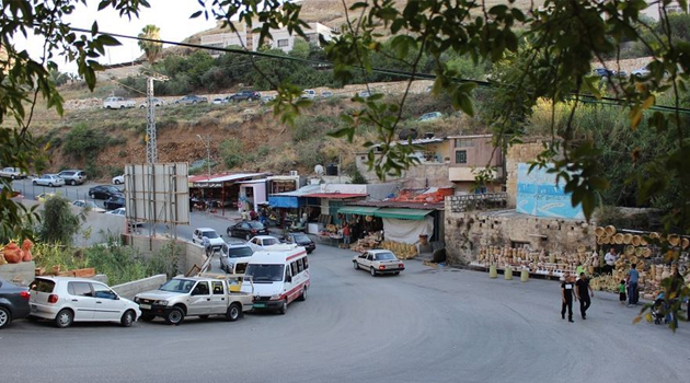 İşgalci askerlerin himaye ettiği yerleşimciler Vadi'l-Bazan köyüne baskın düzenledi