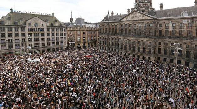 Amsterdam'da, Amerikalı siyahi George Floyd'un ölümü protesto edildi
