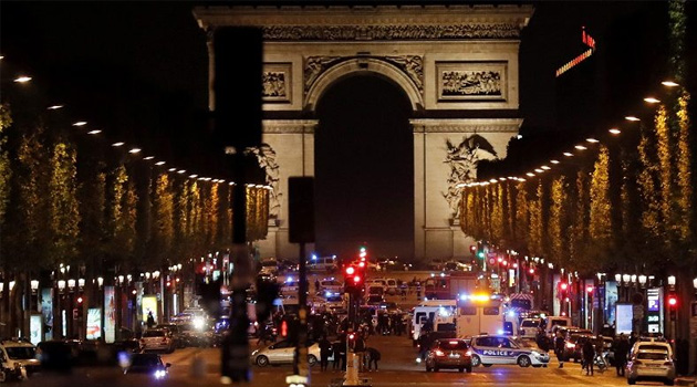 Fransa’da polisler Champs-Elysees meydanında İçişleri Bakanını protesto etti