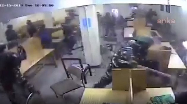 Hindistan'da polis Müslüman öğrencilere saldırdı