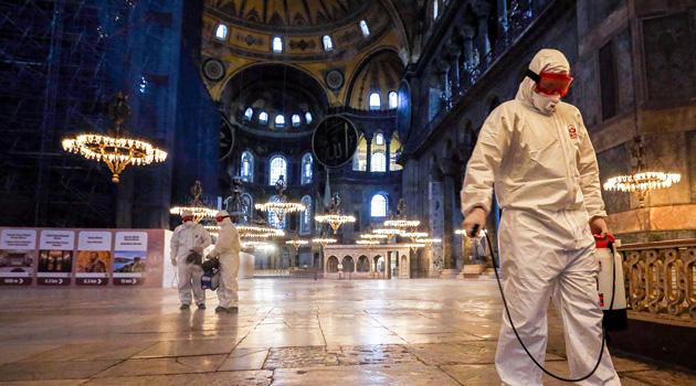 Lübnan'da cemaatle namaz askıya alındı