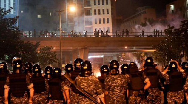 Lübnan'da ekonomik kriz protestoları sürüyor: 16'sı asker 72 kişi yaralandı