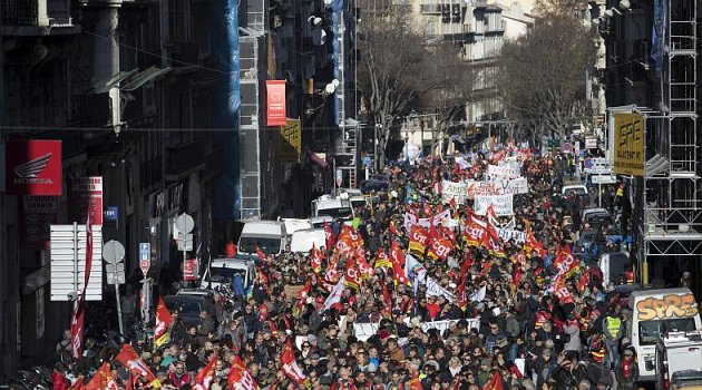 Fransa'da Macron karşıtları sokağa döküldü