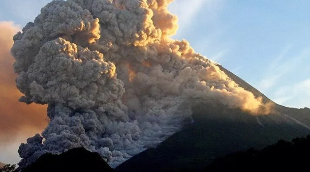 Endonezya’daki Merapi Yanardağı patladı