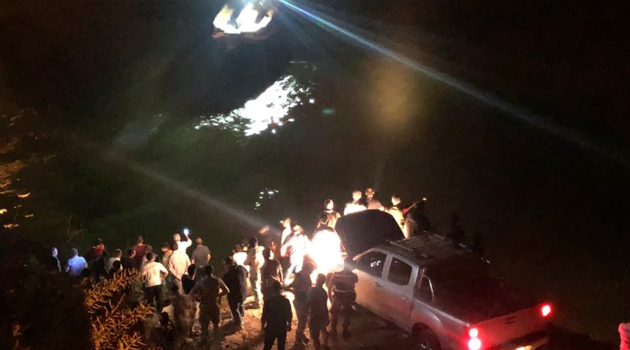Yolcu minibüsü Fırat Nehri'ne uçtu
