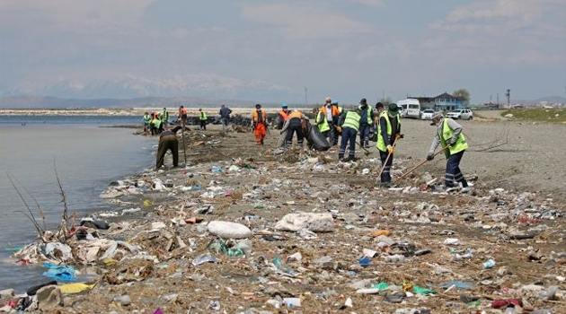Sadece sahilinden 110 ton çöp çıktı. Van gölünü bekleyen tehlike!