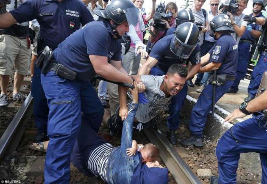 Kendisini Tren Raylarına Attı (Foto Galeri)