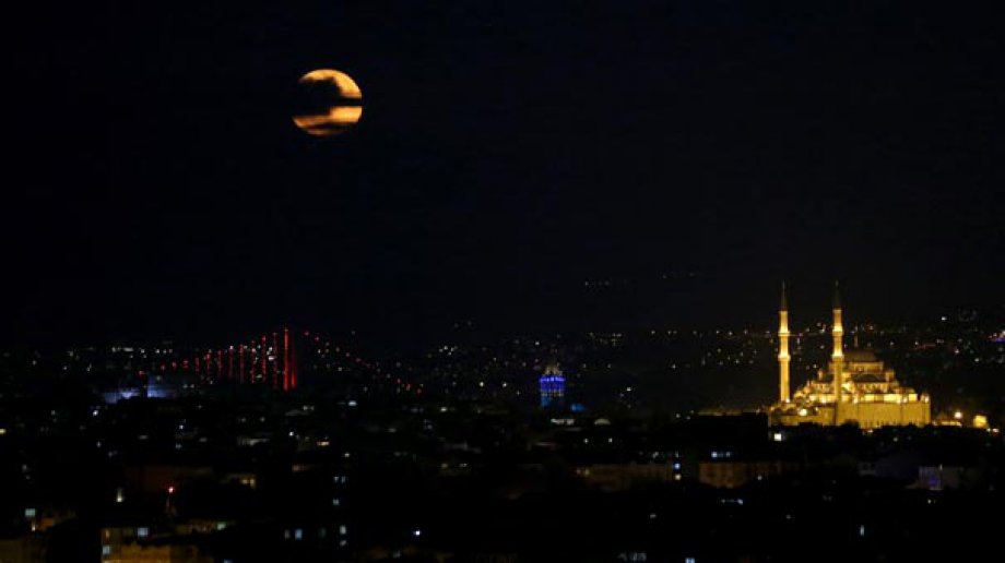 Subhanallah! Yüzyılın En Büyük Dolunay'ı İşte Böyle Görüntülendi