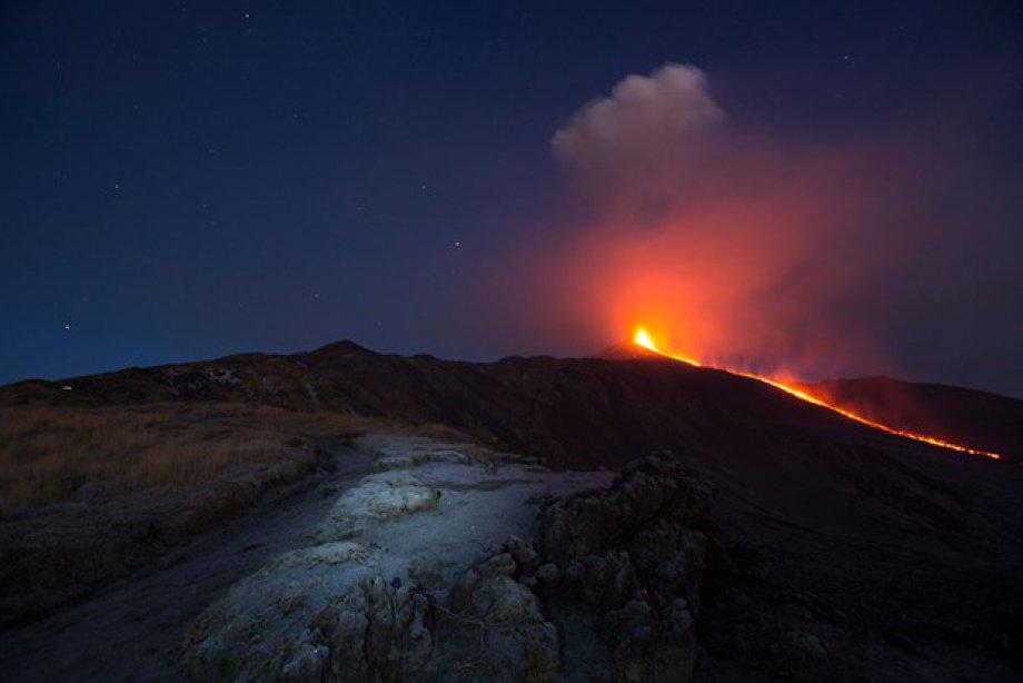 Sessizliğini bozan Etna'dan eşsiz görüntüler