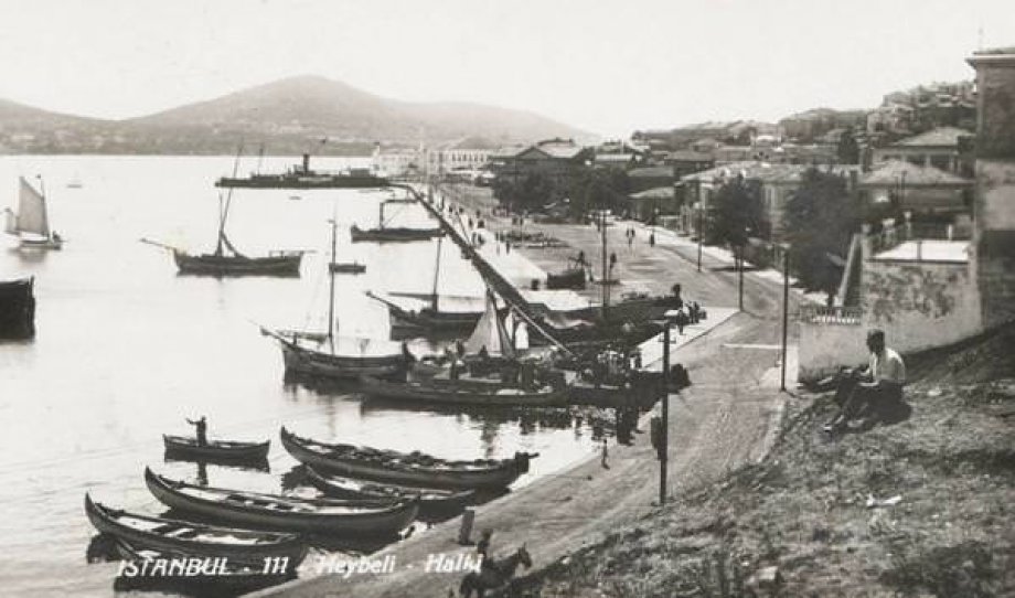 İstanbul'a ait tarihi fotoğrafları tefekkür etmeniz için takdirinize sunuyoruz.