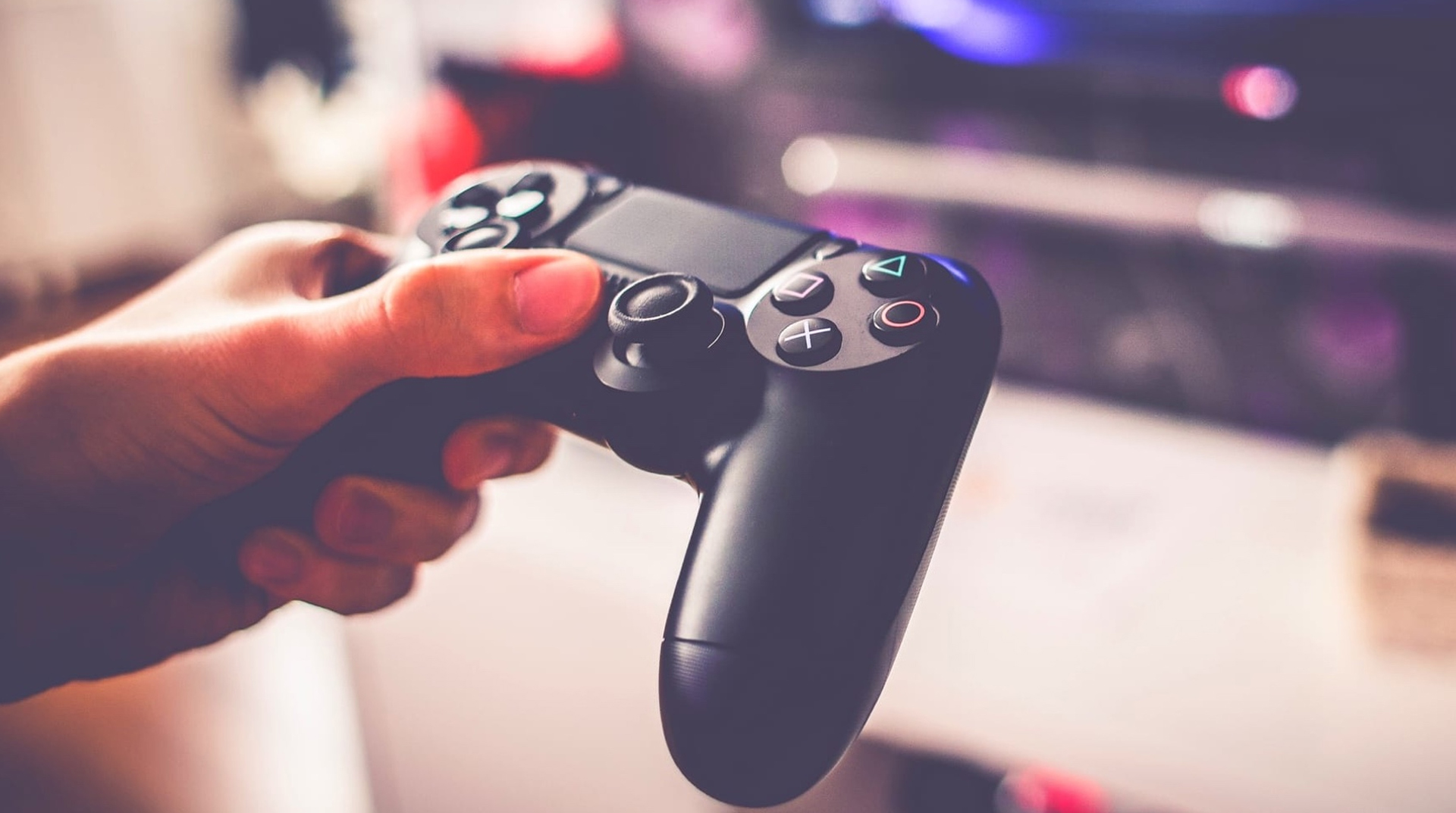 Поездка приставка. PLAYSTATION 5. Sony PLAYSTATION 5. Парень с геймпадом в руках. Человек играющий в ПС.