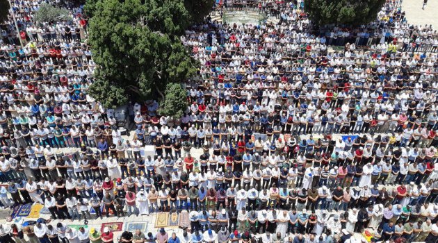 200 bin kişi Mescid-i Aksa'da Cuma namazı kıldı