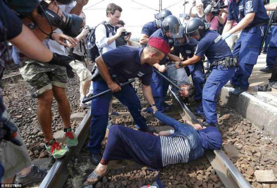 Kendisini Tren Raylarına Attı (Foto Galeri)