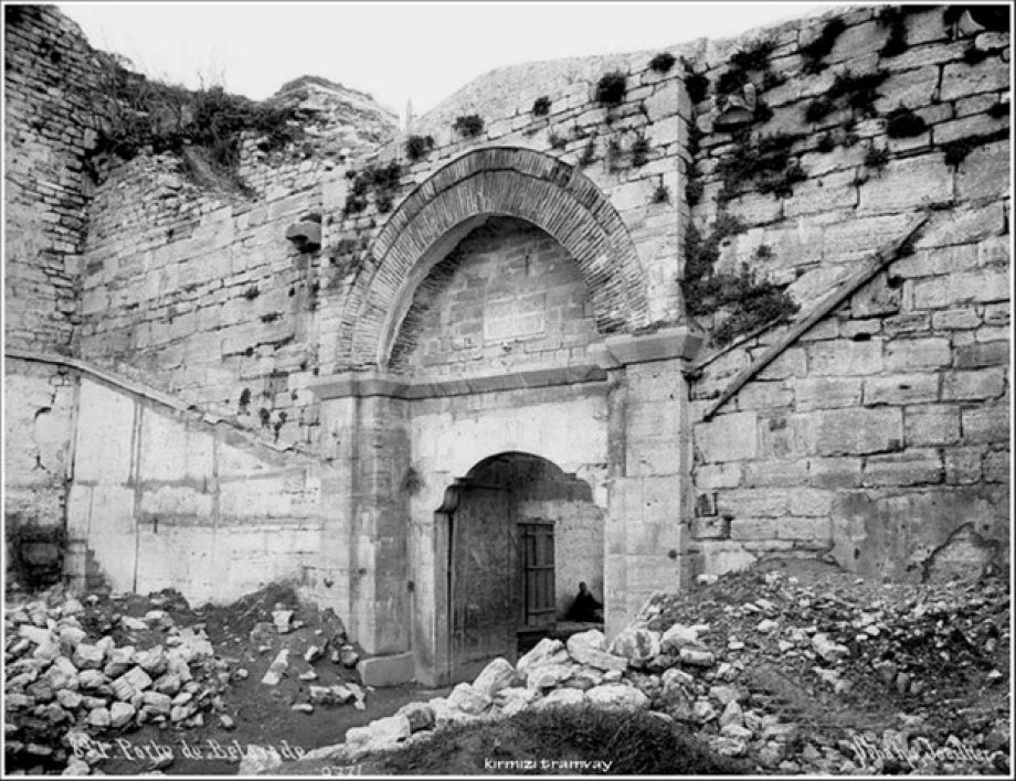İstanbul'a ait tarihi fotoğrafları tefekkür etmeniz için takdirinize sunuyoruz.