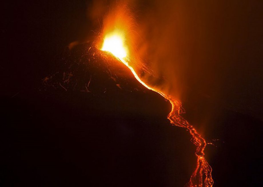 Sessizliğini bozan Etna'dan eşsiz görüntüler
