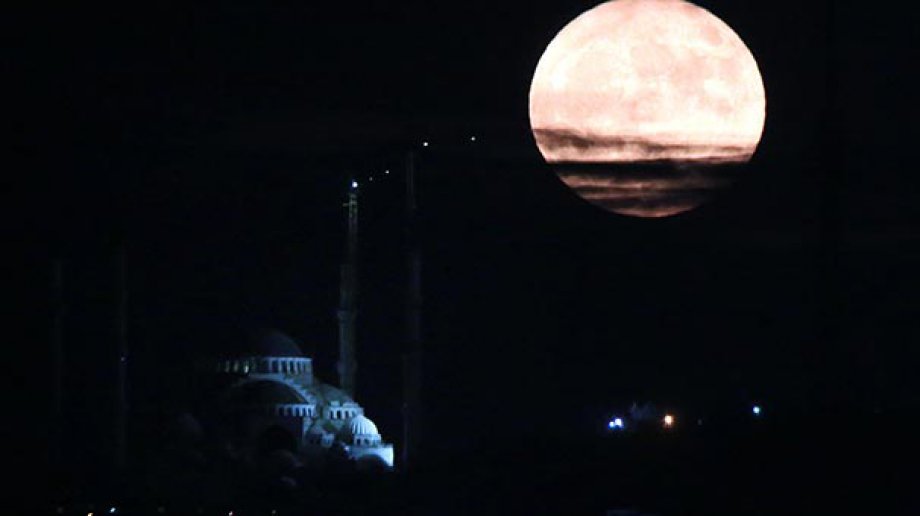 Subhanallah! Yüzyılın En Büyük Dolunay'ı İşte Böyle Görüntülendi