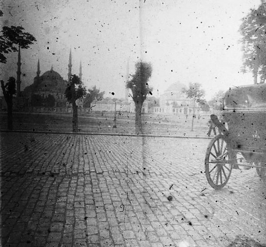 İstanbul'a ait tarihi fotoğrafları tefekkür etmeniz için takdirinize sunuyoruz.