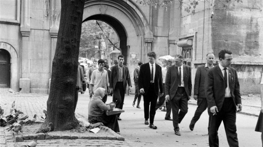 İstanbul'a ait tarihi fotoğrafları tefekkür etmeniz için takdirinize sunuyoruz.