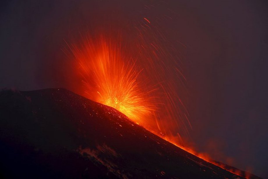 Sessizliğini bozan Etna'dan eşsiz görüntüler