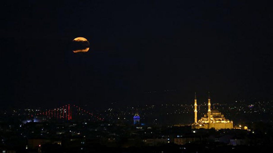 Subhanallah! Yüzyılın En Büyük Dolunay'ı İşte Böyle Görüntülendi
