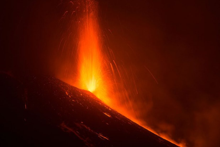 Sessizliğini bozan Etna'dan eşsiz görüntüler