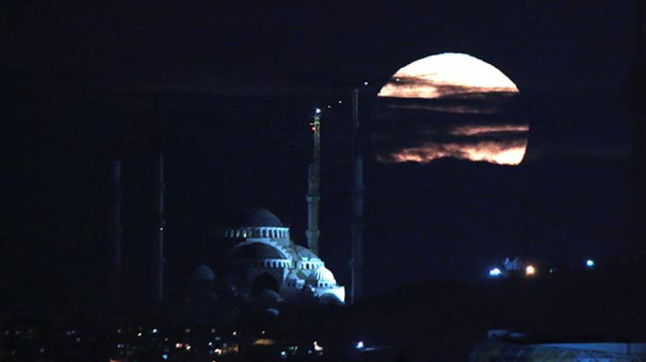 Subhanallah! Yüzyılın En Büyük Dolunay'ı İşte Böyle Görüntülendi