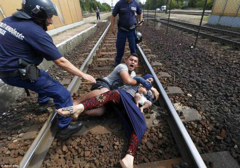 Kendisini Tren Raylarına Attı (Foto Galeri)