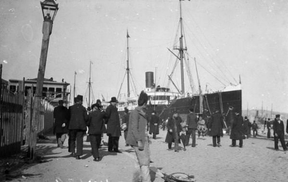 İstanbul'a ait tarihi fotoğrafları tefekkür etmeniz için takdirinize sunuyoruz.